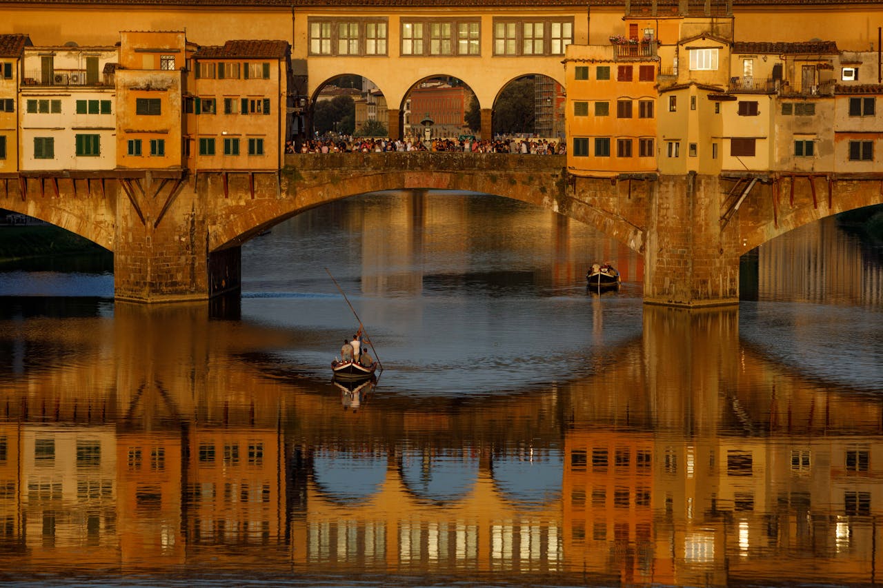 En esta fotografía, vemos una góndola surcando las aguas de Florencia