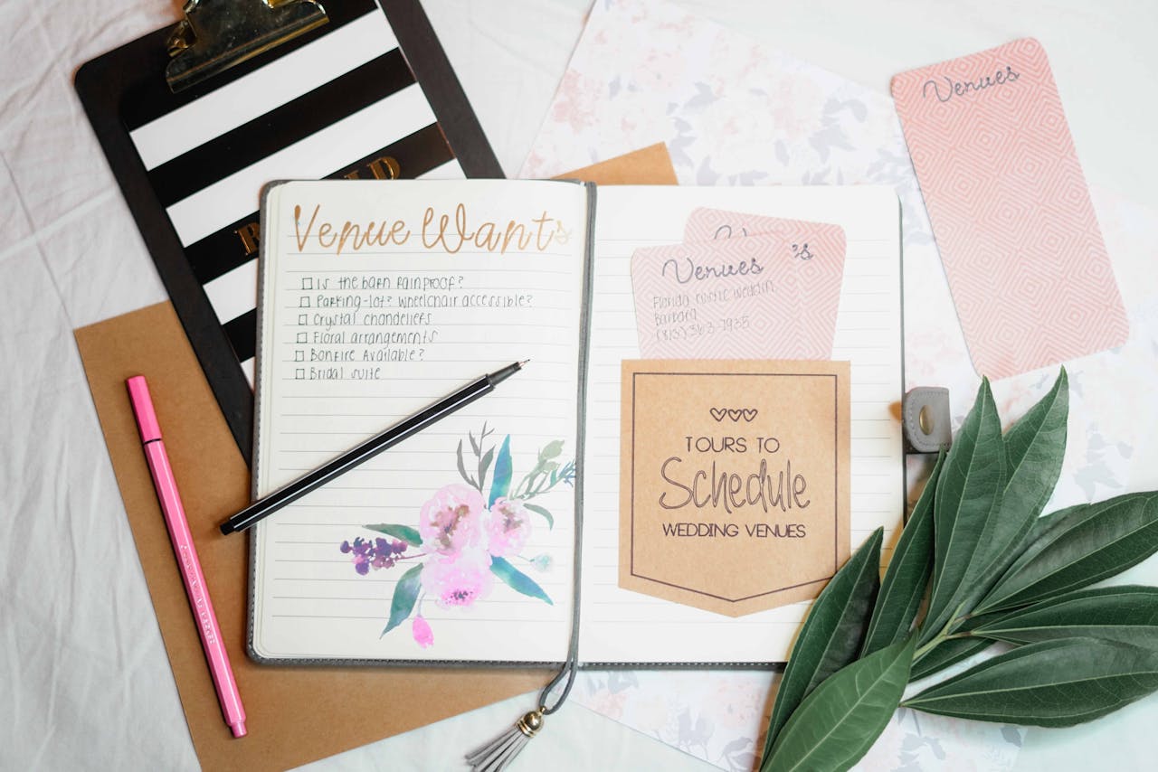 En esta imagen, vemos un cuaderno utilizado para planificar una boda civil