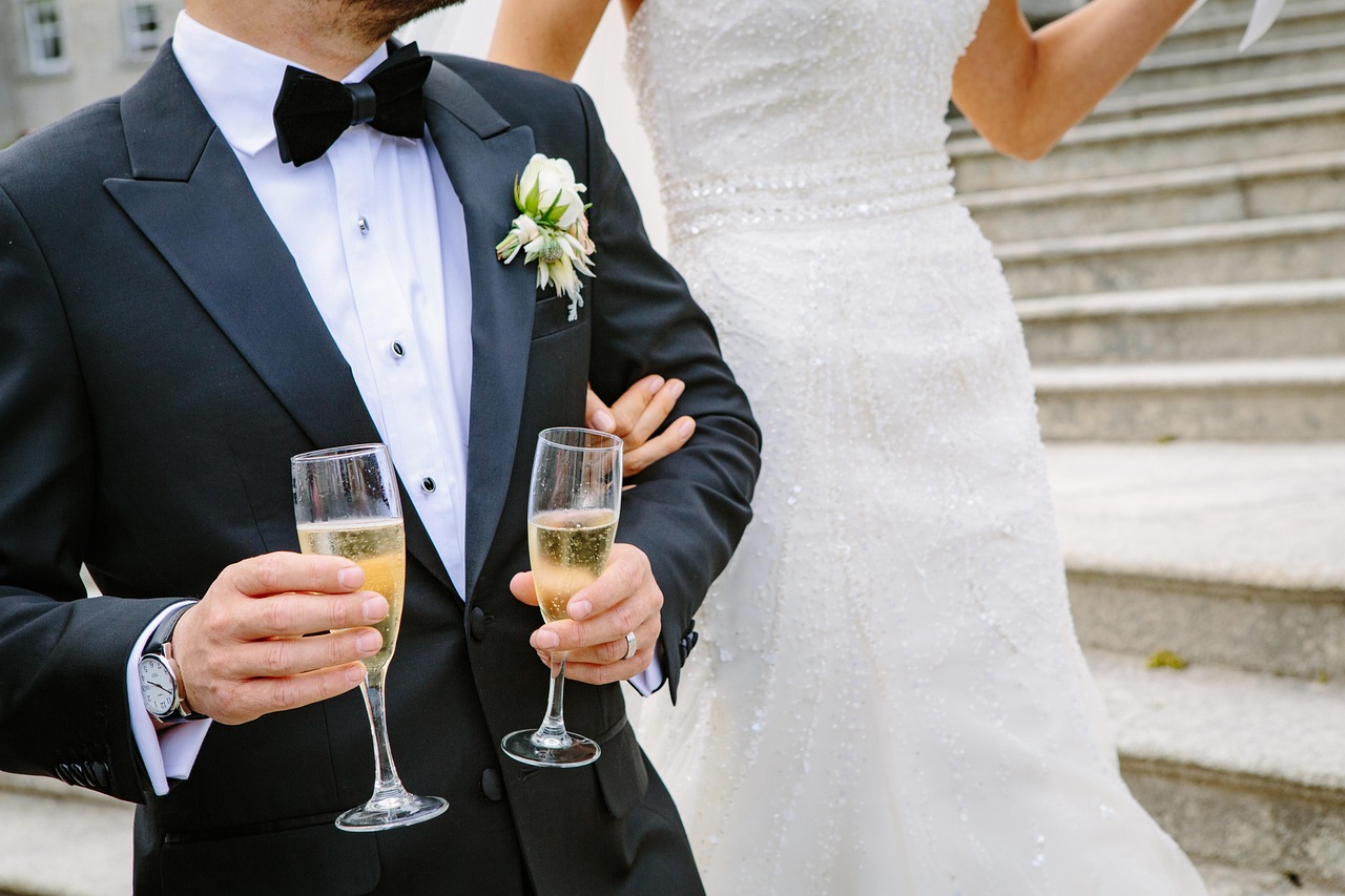 En esta fotografía, vemos un novio con traje y pajarita