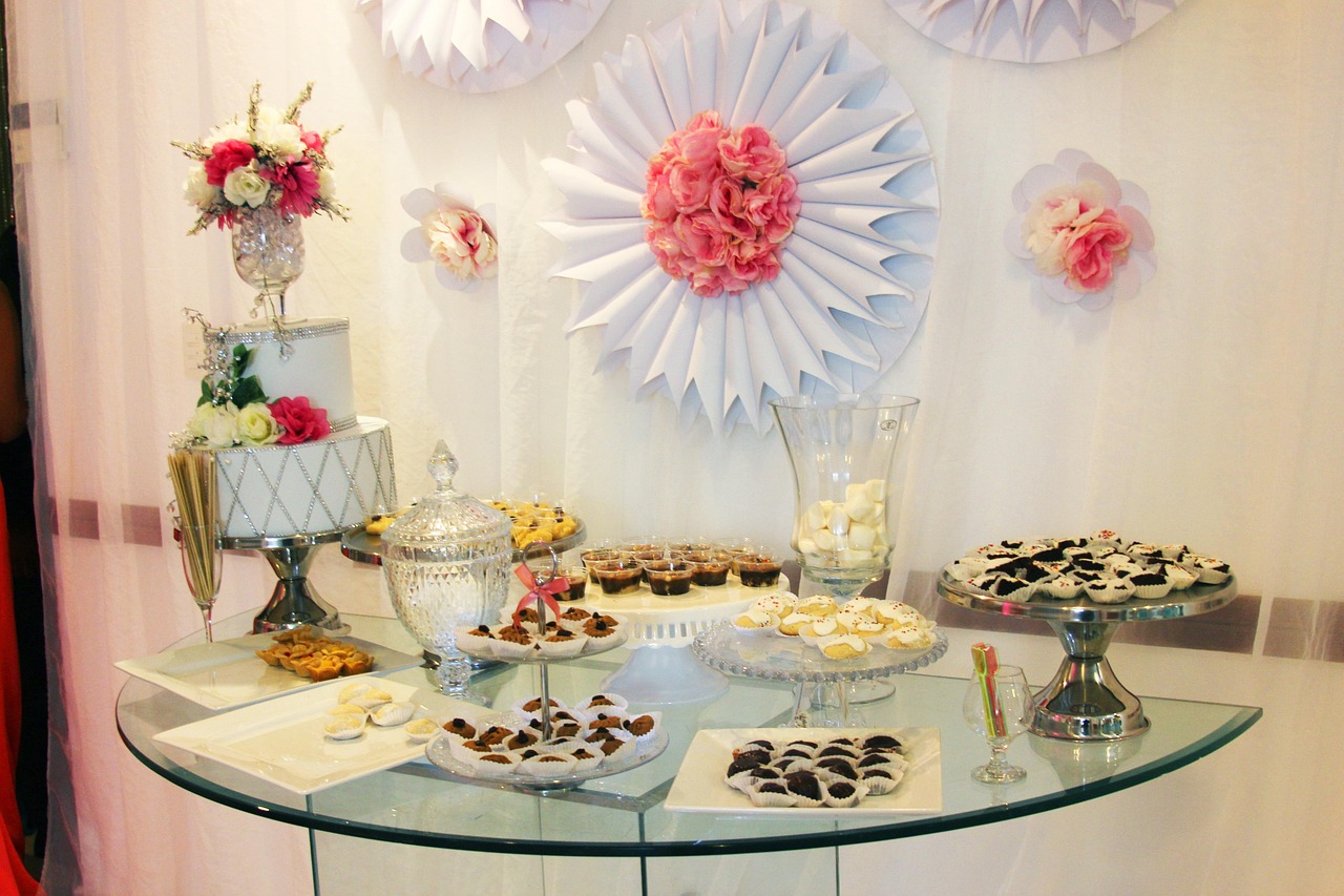 En esta fotografía, vemos unos postres nupciales muy bien decorados